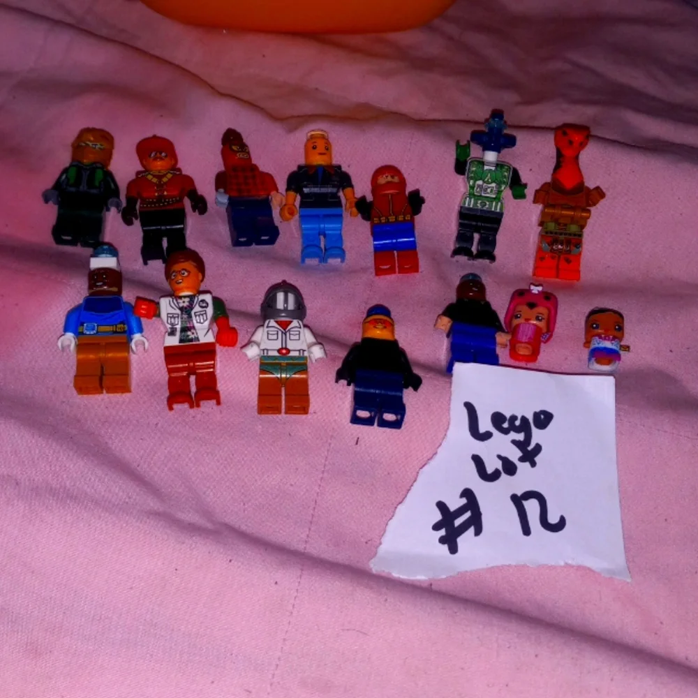 Lego lot 12 This lot has 16 items . It has 15 mini lego people and 1 tow camper
